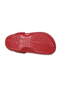 Czerwona gumowa podeszwa obuwia z teksturowanymi wzorami dla przyczepności i logo marki. Wyposażona w głębokie bieżniki i zaokrąglone krawędzie dla komfortu.