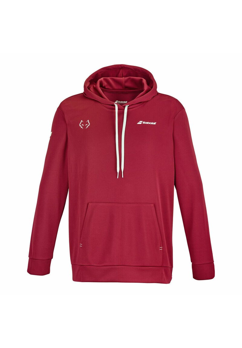 Rød hættejakke med hvide snore, frontlomme i kangurostil og små hvide logoer på brystet og ærmet.