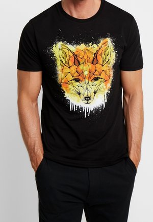 Czarny bawełniany T-shirt z geometrycznym wzorem lisa w kolorach pomarańczowym i żółtym, z efektem rozprysku i subtelnymi białymi akcentami.