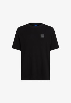 Juodas trumpomis rankovėmis raštuotas marškinėliai, turintys kvadratinę etiketę kairėje krūtinės pusėje, apvalią iškirptę ir laisvą siluetą.