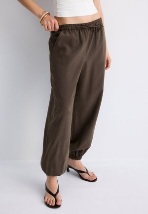 Stradivarius Pantaloni sportivi - dark brown