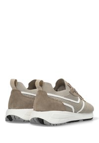 Bruine suède en gebreide sneakers met witte accenten, vetersluiting, gestructureerde oppervlakken en een gepolsterde tong en kraag voor comfort.