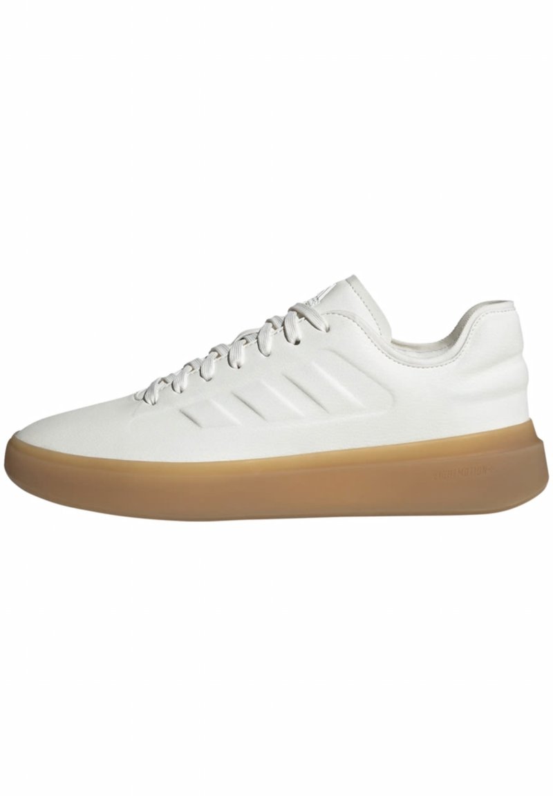 Vita läder sneaker med en slät yta, med tre tonala ränder. Den har en gummiyttersula och en lågprofil design.