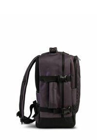 Rugzak van donkerpaars stof met zwarte accenten, verstelbare schouderbanden, dubbele ritsen, zijvakken van gaas en een textuurpaneel aan de onderkant.