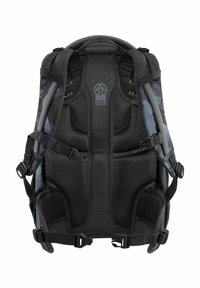 Schwarzer und blauer gepolsterter Rucksack mit Netzelementen, verstellbaren Riemen und Schnallen. Das Design umfasst ein Logo in der oberen Mitte.