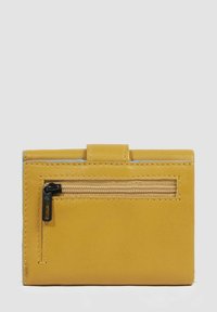 Gele lederen portemonnee met een gladde textuur, een sluiting aan de bovenkant en een ritsvak aan de achterkant. Heeft contrasterende stiksels.