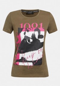 Olivengrøn bomulds t-shirt med korte ærmer, der har et grafisk tryk med sort-hvide billeder, lyserøde accenter og kursiv tekstdesign.