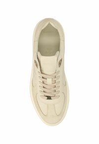 Beige Leder-Sneaker mit strukturiertem Finish, runder Spitze, Schnürung und Metallösen an den Seiten.