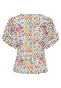 Haut à manches courtes en tissu léger, avec un motif en losanges multicolores comprenant des nuances de rose, bleu, orange et gris.