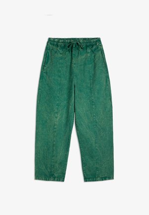Pantalones verdes de corte relajado con cintura elástica y cordón. Están hechos de una tela texturada, con bolsillos laterales y piernas estrechas.