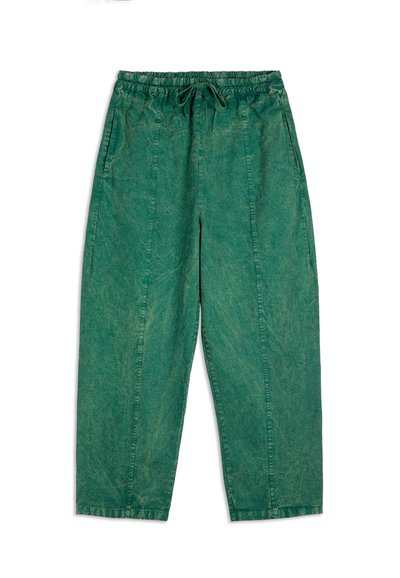 Groene, relaxte broek met een elastische tailleband en trekkoord. Gemaakt van een textuurstof, met zijzakken en taps toelopende pijpen.