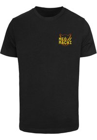 Sort bomulds t-shirt med et grafisk design, der har teksten "NEO MACH" i gul farve og et orange katteansigt. Kortærmet og med rund hals.
