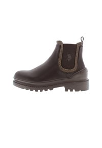 Hnědé kožené chelsea boty s texturovanou elastickou boční částí a gumovou podrážkou. Design obsahuje dekorativní vzor poblíž okraje.