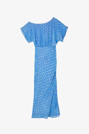 Mėlyna suknelė trumpomis rankovėmis, pasižyminti laisvu siluetu, auksiniais taškuotais raštais ir plazdančia forma. Pagaminta iš lengvos medžiagos.