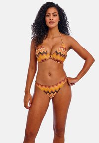 Bikini-Set in orange, gelb und braun im Zickzackmuster. Triangel-Oberteil mit verstellbaren Trägern, hüfthohe Höschen und metallischen Akzenten.