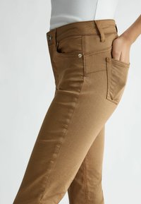 LIU JO BOTTOM UP  - Pantaloni - ochre