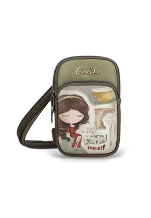 Mała zielono-brązowa torebka na ramię z ilustracją kobiety w stylu kreskówkowym i napisem „Poznaj siebie” na przedniej kieszeni, złote logo „Anekke” powyżej.