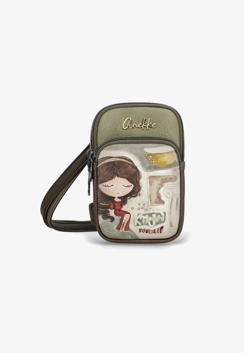 Mała zielono-brązowa torebka na ramię z ilustracją kobiety w stylu kreskówkowym i napisem „Poznaj siebie” na przedniej kieszeni, złote logo „Anekke” powyżej.