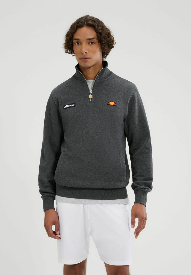 Grijze sweatshirt met kwartrits, voorzien van een geribbelde onderrand en manchetten, met een geborduurd logo en een kleine kleuraccent op de borst.