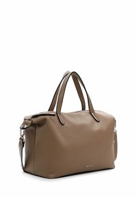 Hnědá kožená kabelka s texturovaným povrchem, dvojitými horními uchy, nastavitelným popruhem a stříbrnými kovovými doplňky. Má kontrastní černý lem.