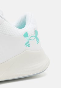Under Armour CHARGED AURORA 2 - Treningssko - white/white clay/radial turquoise
