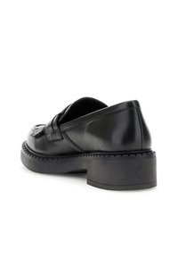 Černá kožená bota s hladkým povrchem, nízkým blokovým podpatkem a dekorativními sklady v přední části. Kulatá špička a prošívané detaily na podrážce.