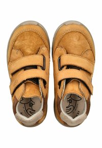 Zapatos de cuero marrón con correas de velcro, punteras redondeadas y suelas de color claro. Textura de gamuza suave con acentos marrones alrededor de los bordes.