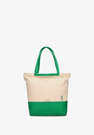 Sac en toile avec des accents en simili cuir vert. Deux poignées vertes, corps crème et panneau inférieur vert. Comprend une petite boucle en métal.