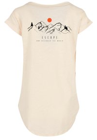 Crème-kleurig T-shirt met een ronde halslijn, korte mouwen en een licht gebogen zoom. Heeft een grafisch ontwerp van bergen en een zon in zwart en oranje.