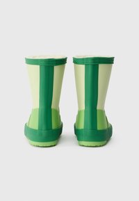 Bottes de pluie en caoutchouc vert avec une finition brillante, présentant différentes nuances de vert et une doublure intérieure de couleur claire. Semelles texturées pour une meilleure adhérence.