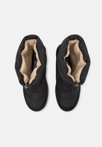 Botas de invierno negras con forro de felpa beige, vista superior que muestra las aberturas y el cierre con cremallera sobre un fondo blanco.
