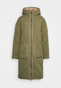 Long manteau matelassé vert olive avec capuche attachée, fermeture éclair à l'avant, deux grandes poches avant, et doublure en polaire marron à l'intérieur de la capuche.