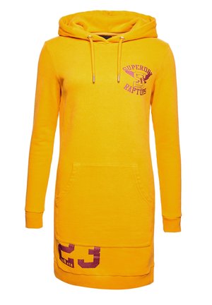 Longue robe sweat à capuche jaune avec poche avant et motifs imprimés violets "Superdry Raptors" et numéro 23.