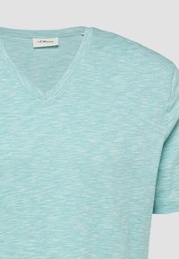 Jasnoniebieski melanżowany T-shirt z krótkim rękawem i dekoltem w serek, z metką marki s.Oliver na wewnętrznym kołnierzyku.