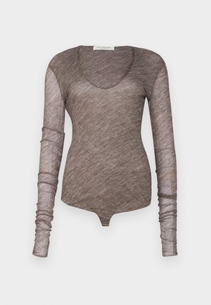 Brun langermet bodysuit laget av lett, gjennomskinnelig stoff. Har en utringning og figurnære ermer med en glatt tekstur.