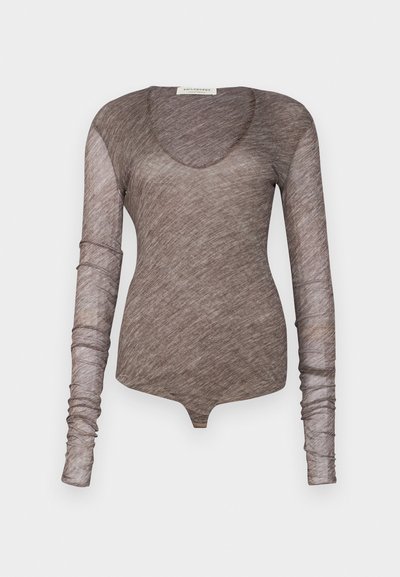 Brun långärmad bodysuit gjord av lätt och genomskinligt tyg. Har en rundad halsringning och åtsittande ärmar med en slät textur.