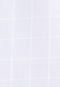 Tessuto di un blu chiaro con texture e motivo a scacchi, caratterizzato da piccoli quadrati intrecciati disposti in una griglia. Aspetto liscio simile al cotone.