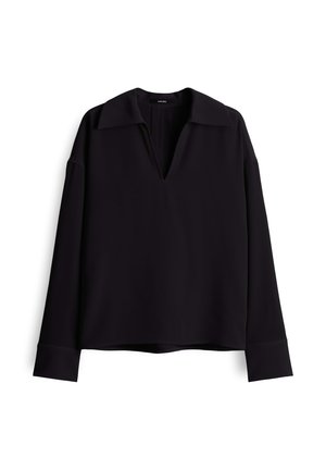 Chemise noire à manches longues avec un large col et un décolleté en V profond, coupe ample, design uni, présentée sur un fond blanc.