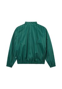 Zielona kurtka z białymi pionowymi prążkami, elastycznymi mankietami i pasem oraz stójką, widziana od tyłu.