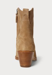 Lauren Ralph Lauren HARPHER SUEDE BOOTIE - Kaubojiški / motociklininko stiliaus aulinukai - camel
