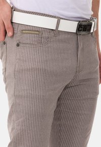 Grau gestreifte Baumwollhosen mit einer strukturierten Oberfläche, ausgestattet mit einem weißen Gürtel und dekorativen Nähten an der Vordertasche.