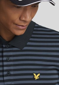 Lyle & Scott GOLF BROAD STRIPE  - Poloshirt - w dark navy  jet black