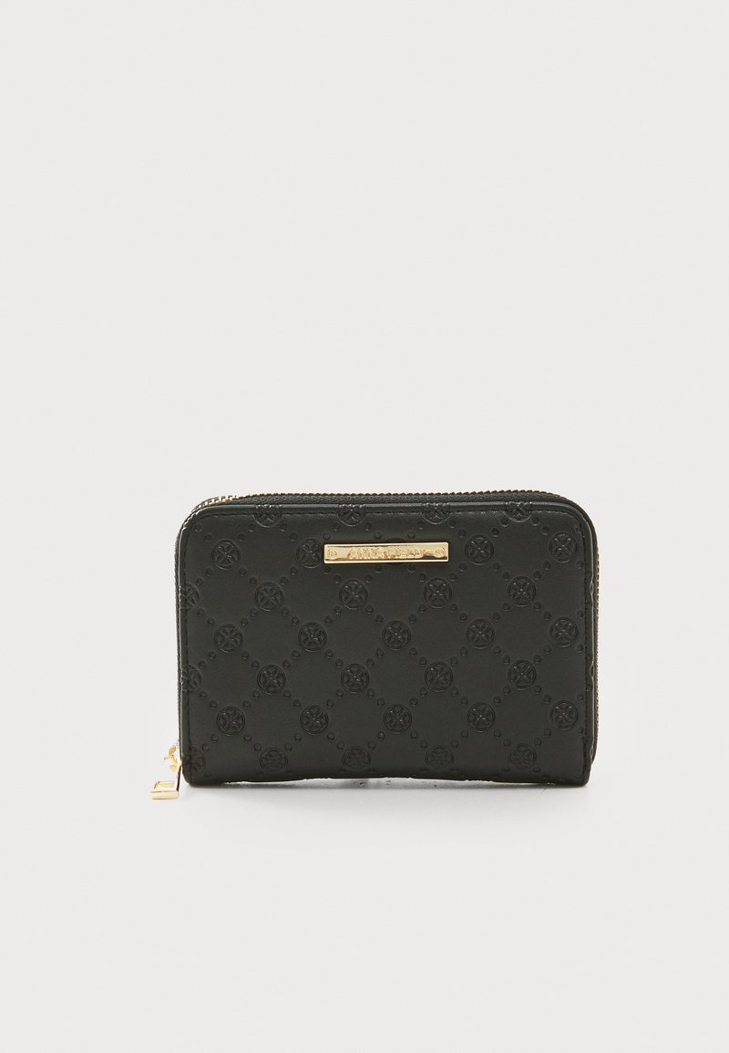 Portefeuille noir zippé en matériau synthétique texturé, avec motif de logo en relief et accents en métal doré. Forme rectangulaire.