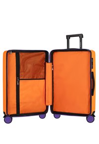 Oranje koffer met zwarte ritsen en paarse wielen. Het interieur is voorzien van een mazen zak en stevige compartimenten voor georganiseerde verpakking.