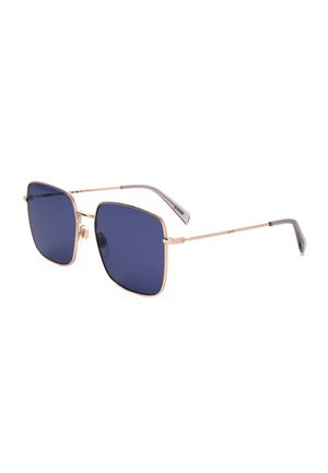 Occhiali da sole quadrati con montatura in metallo dorato e lenti blu scuro, aste sottili con terminali auricolari in plastica grigia.