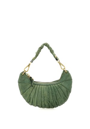 Borsa a mezzaluna in camoscio verde con design plissettato, cerniera dorata e tracolla arricciata con fibbie dorate su sfondo bianco.