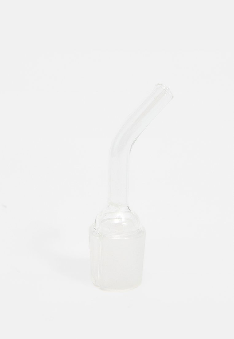 Przezroczysta szklana fajka z ukośnym trzonkiem i kulistą podstawą, stojąca pionowo na białej powierzchni.