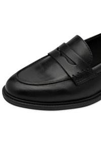 Schwarze Leder-Loafers mit einem glatten Finish, einem verzierten Riemen über dem Spann und feinen Nähdetails an den Seiten.
