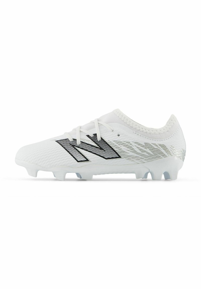 Weiße Fußballschuhe mit strukturiertem Obermaterial, schwarzer und silberner Markenkennzeichnung sowie mehreren Stollen an der Sohle für Traktion und Grip.