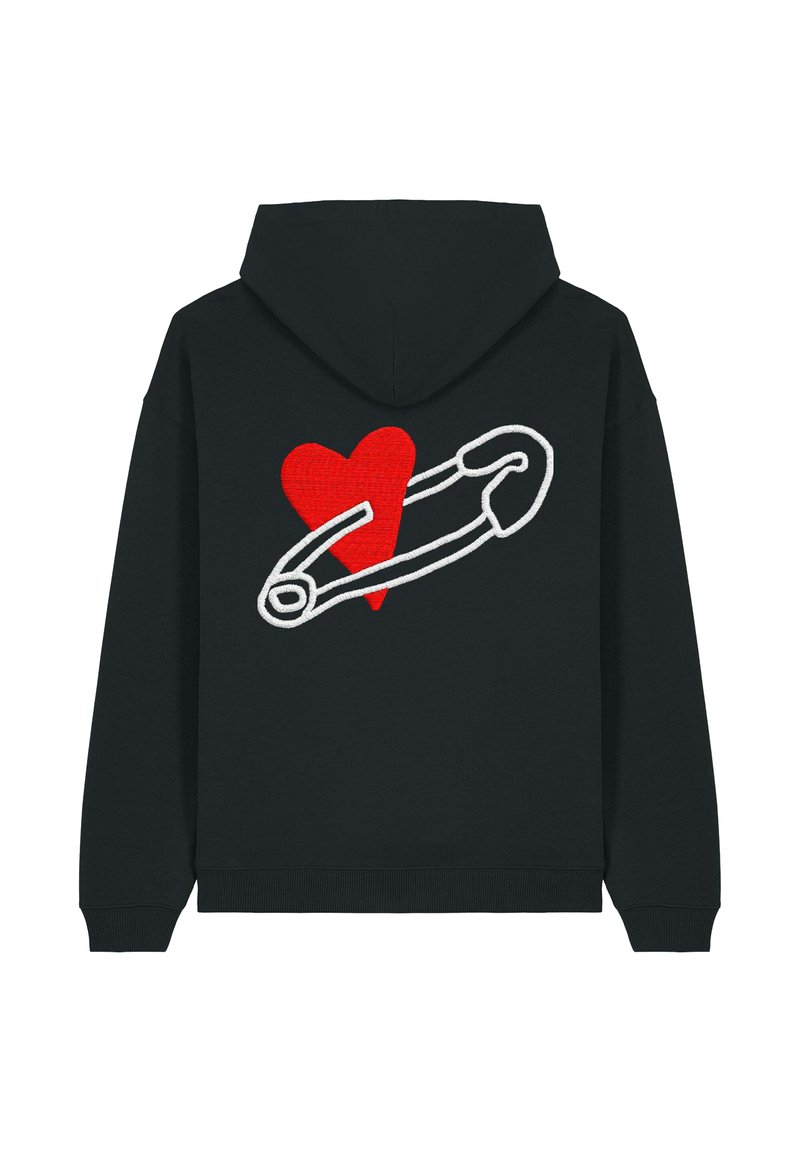 Felpa con cappuccio nera con un contorno bianco di una spilla da balia e un cuore rosso sul retro. Realizzata in un tessuto morbido e testurizzato.
